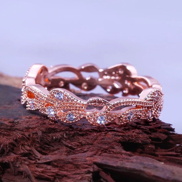 ✨SOLD OUT✨18K Rose Gold Flower Band✨ - Picture 2 of 6